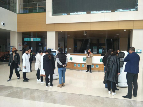 导诊服务机器人开启智慧医疗新模式?小笨医疗机器人案例